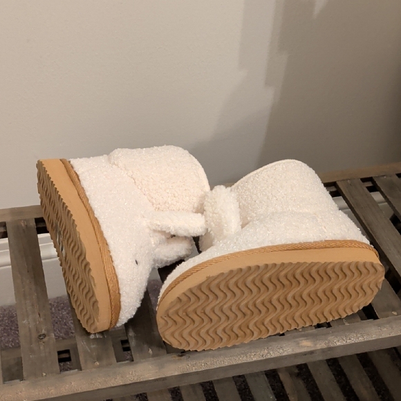 Miffy Cream Plush Bunny Boots - Picture 5 of 8